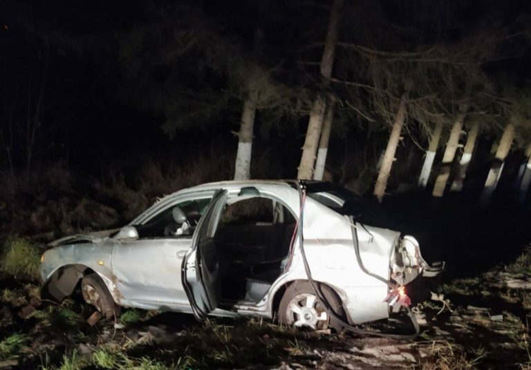/FOTO/ A intrat cu mașina în copac. Un tânăr din Dondușeni spitalizat