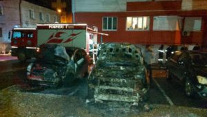 /FOTO/ Ghinion pentru trei șoferi din Chișinău. Mașinile le-au fost distruse de flăcări