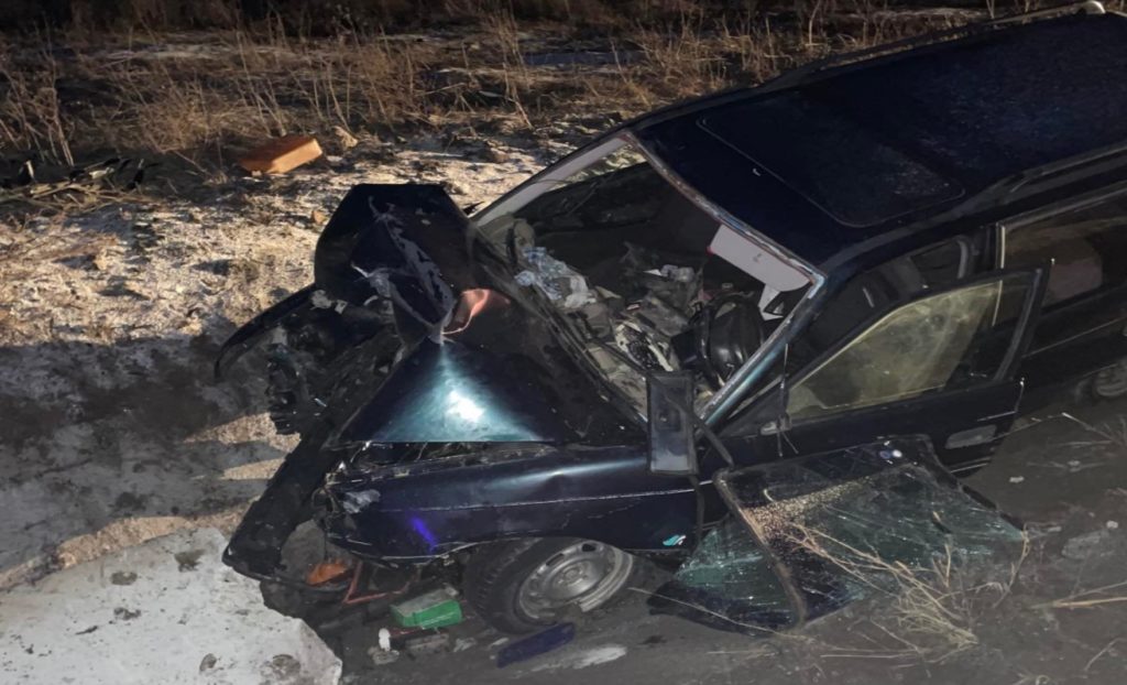 /FOTO/ Accident la Sîngerei. Un bărbat a murit, după ce s-a tamponat cu mașina în niște blocuri de beton