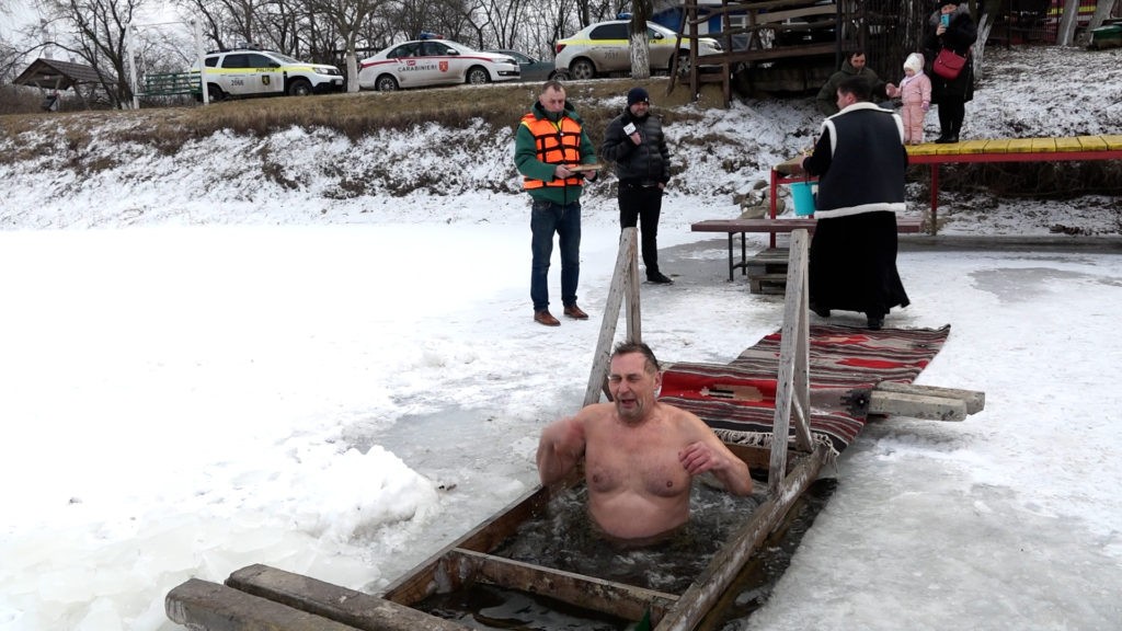 /VIDEO/ Deși nu este o tradiție bisericească, mai mulți bălțeni s-au scăldat în apa rece ca gheața de Bobotează