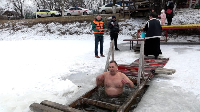 /VIDEO/ Deși nu este o tradiție bisericească, mai mulți bălțeni s-au scăldat în apa rece ca gheața de Bobotează