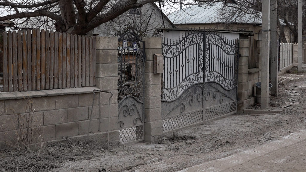 /VIDEO/ Viața în tonuri de noroi: cum trăiesc oamenii de pe o stradă din Bălți