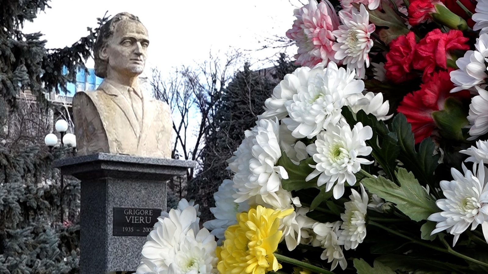 /VIDEO/ Grigore Vieru a fost comemorat la Bălți. Zeci de oameni i-au împânzit bustul cu flori