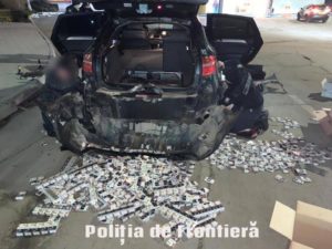 BMW X6 burdușit cu țigări de contrabandă, depistat în vama Sculeni