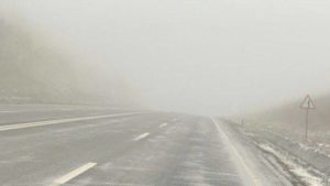 Pe mai multe porțiuni de drum din țară se circulă în condiții de ceață. Vizibilitatea este redusă