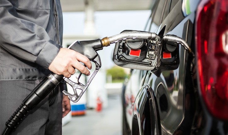 La început de an benzina se scumpește cu 60 de bani
