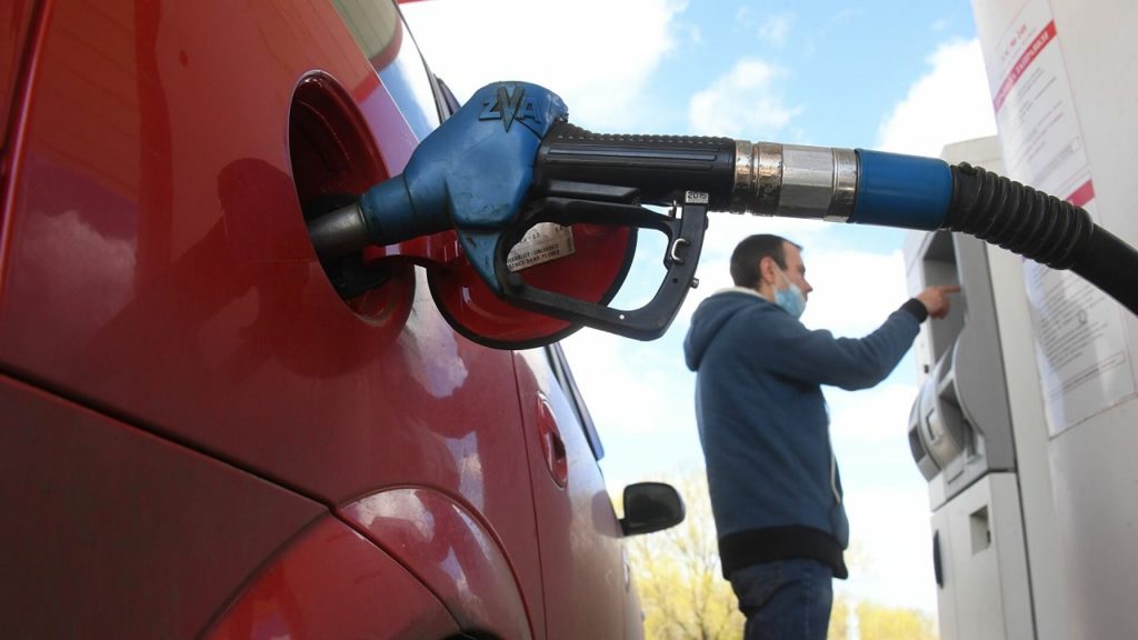 Benzina și motorina se scumpesc cu 12 bani
