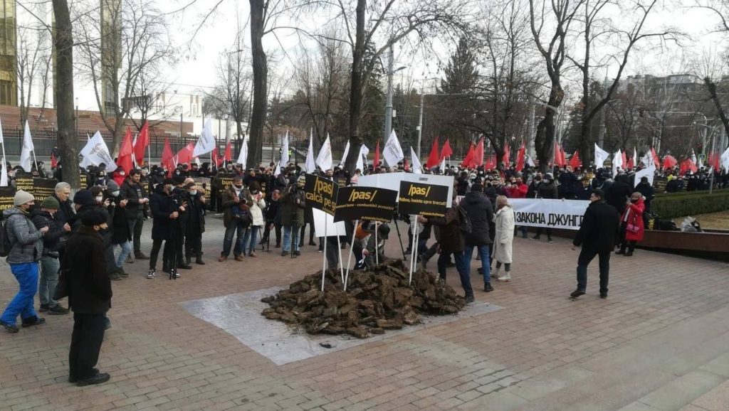 Protest cu tizic în fața Parlamentului. Protestatarii nu sunt mulțumiți de majorarea tarifelor
