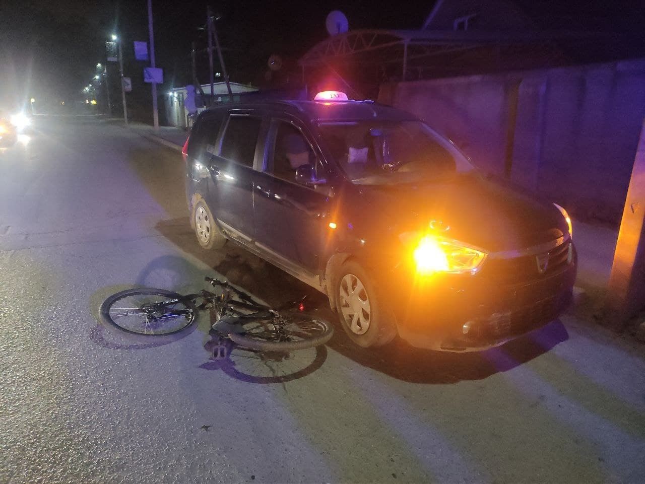 /FOTO/ Un biciclist în stare de ebrietate s-a tamponat de o mașină, pe o stradă din Bălți