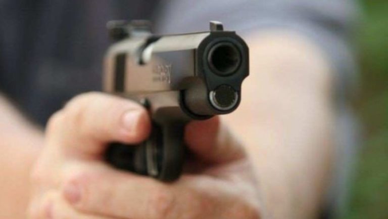 Și-a amenințat amicul cu un pistol. Un bărbat din Bălți cercetat de oamenii legii