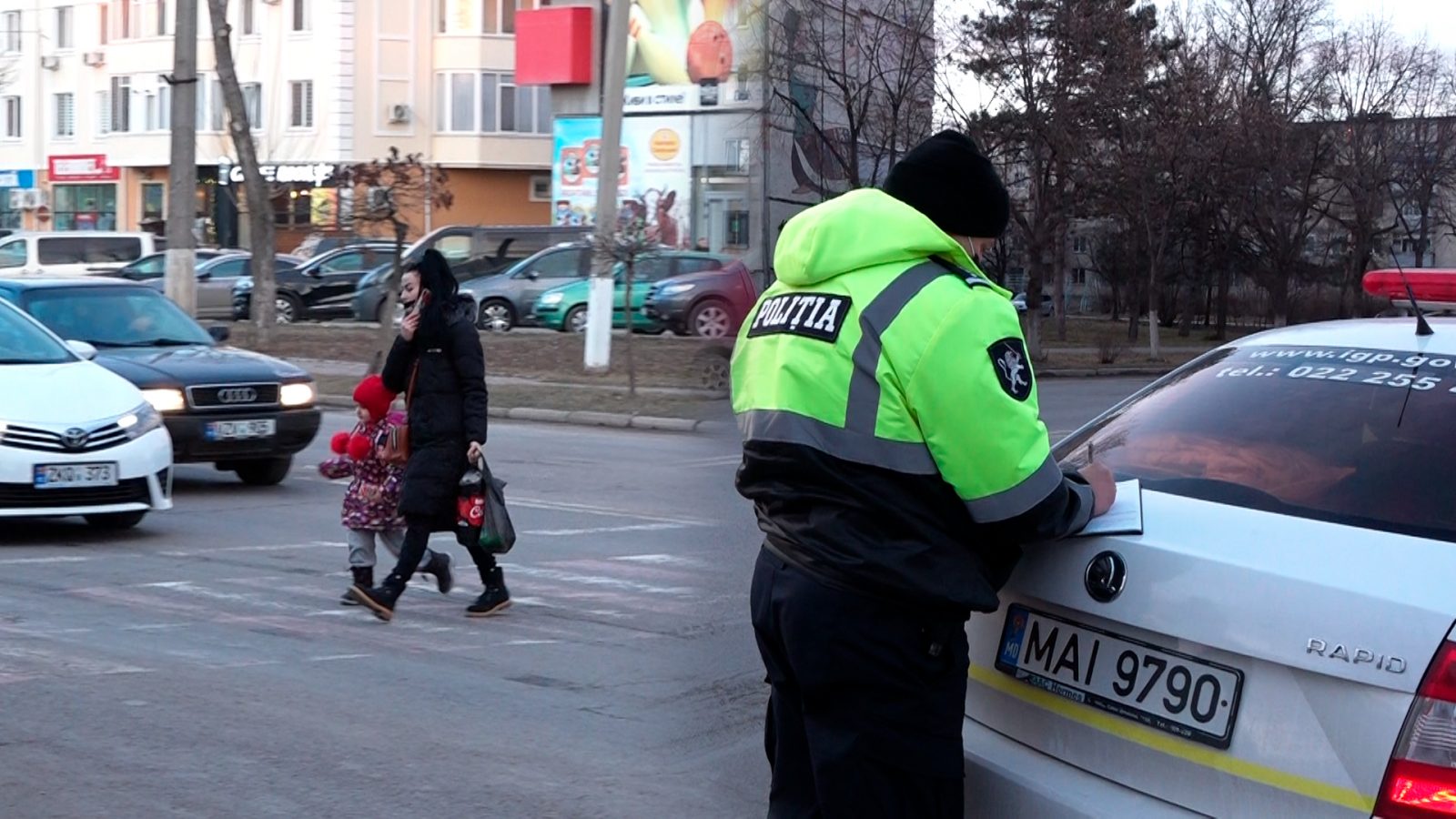 /VIDEO/ Șoferii din Bălți trași pe dreapta pentru nerespectarea regulilor de circulație. Inspectorii de patrulare au împărțit amenzi