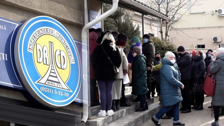 /Video/ Rând imens la o întreprindere municipală din Bălți. Oamenii stau la coadă câte 3-4 ore