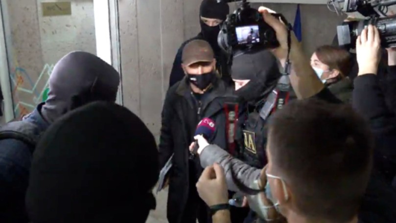 Fostul deputat comunist Andrei Reșetnicov în timp ce este escortat la judecătorie: Am adus la putere un monstru cinic