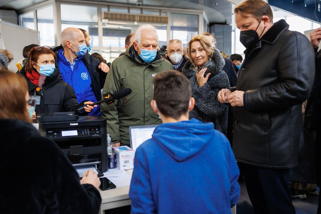 /FOTO/ Josep Borrell și Olivér Várhelyi au vizitat Centrul pentru refugiați de la Moldexpo