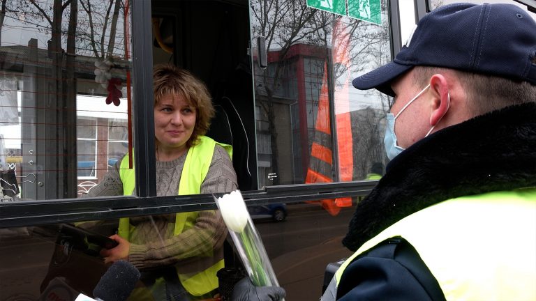/VIDEO/ Șoferițele din nordul țării au fost felicitate de inspectorii de patrulare, chiar în trafic de 8 Martie