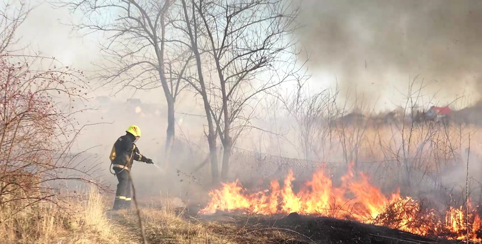/VIDEO/ Incendiu de proporţii în Bălți. Oamenii au ieșit cu gălețile pentru a-și salva casele de flăcări