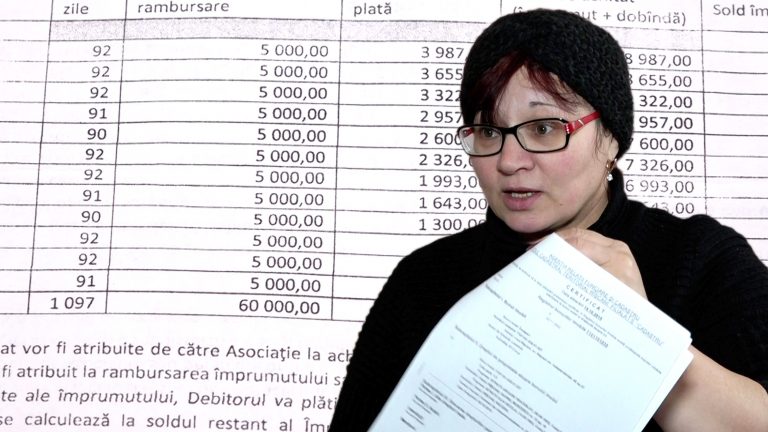 /VIDEO/ Accesezi un credit de 80 de mii de lei și întorci 400 de mii. Mai mulți oameni din Rîșcani, terorizați de o companie de microfinanțare