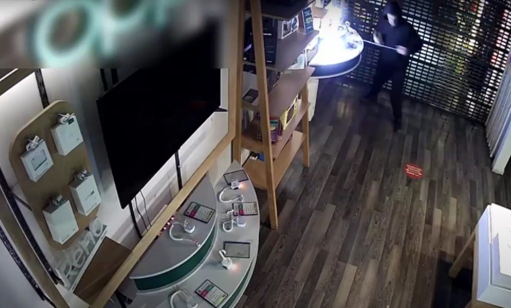 /VIDEO/ Un minor a spart patru magazine cu ajutorul unei șurubelnițe