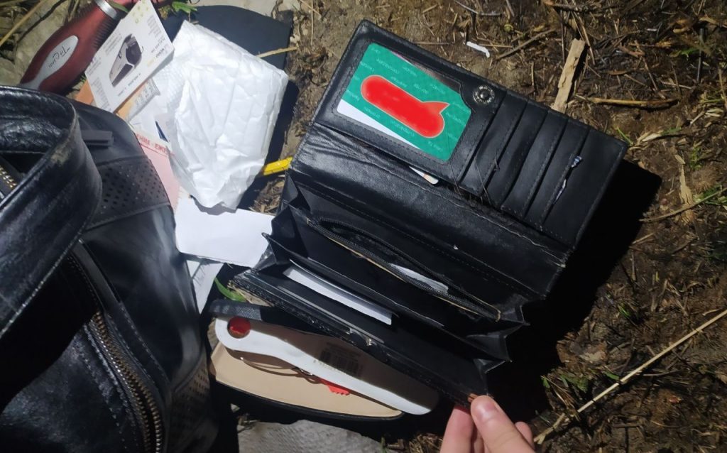 O femeie din Briceni a fost jefuită în plină stradă. A rămas fără telefonul mobil și portmoneul cu bani