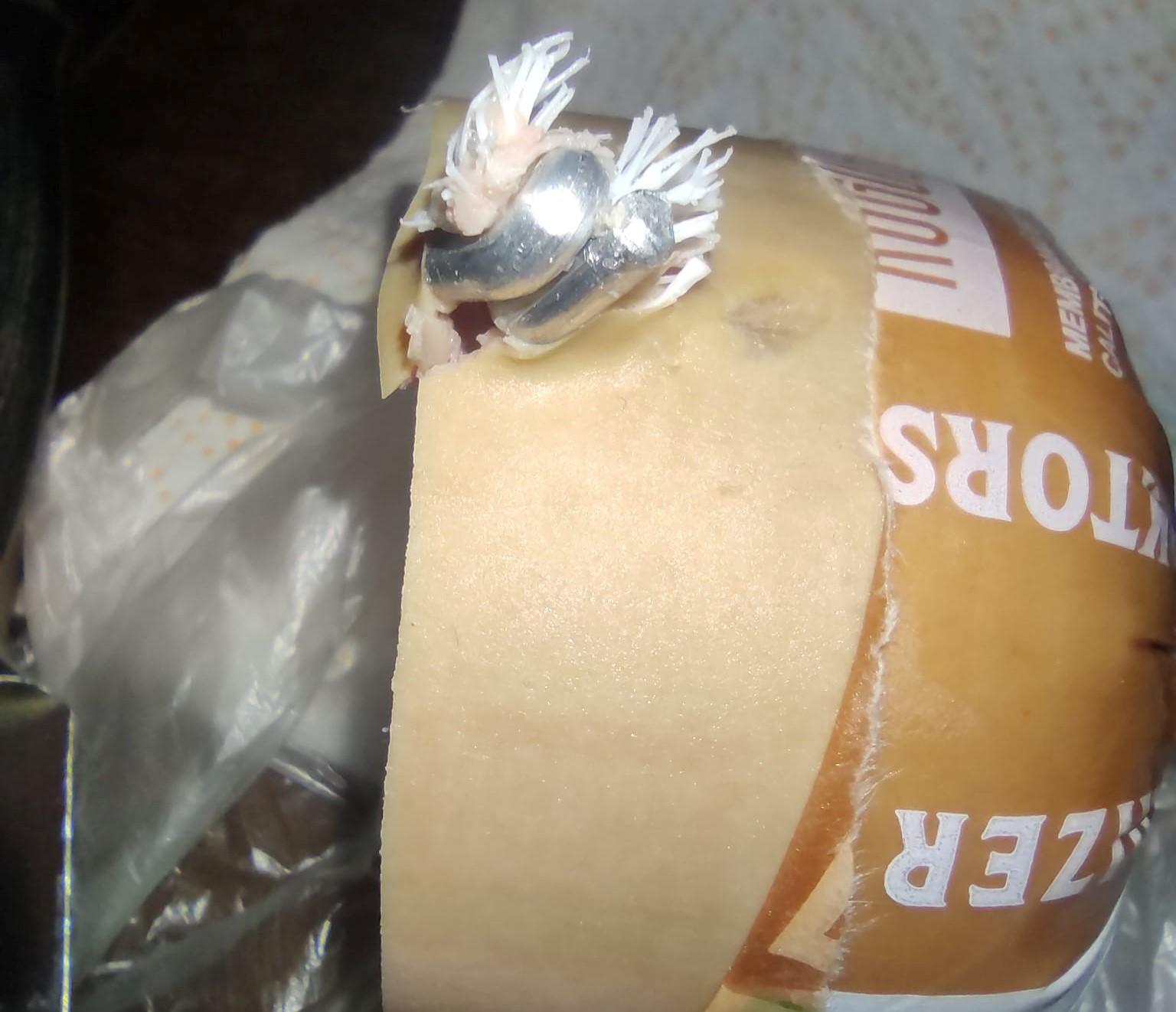 Женщина нашла кусок металла в колбасе молдавского производителя