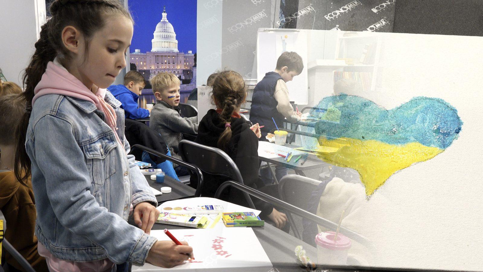 /ВИДЕО/ Как дети из Украины видят МИР. В Бельцах был организован урок по живописи