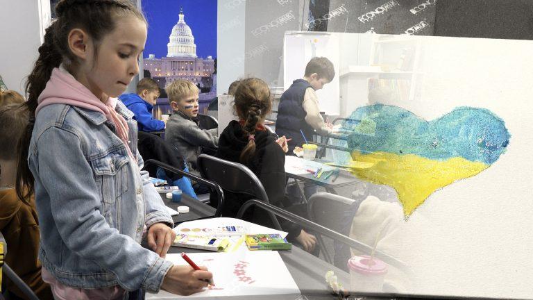 /VIDEO/ Cum văd copii din Ucraina PACEA. La Bălți a fost organizat un atelier de pictură