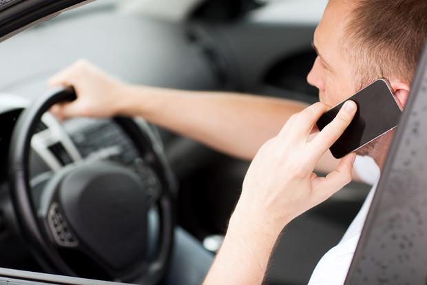 Почти 10 тысяч водителей с начала года получили штраф за разговор по телефону