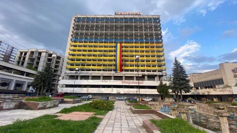 После украинского флага и георгиевской ленты на гостинице Național вывесили триколор