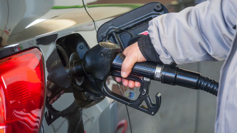 Carburanții se ieftinesc. Vezi cu cât