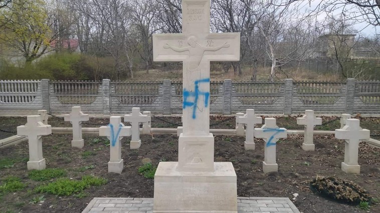 /FOTO/ Cimitirul Eroilor Români din Fălești, vandalizat. Pe cruci au fost aplicate simbolurile interzise, svastica, literele „V” și „Z”. Reacția autorităților