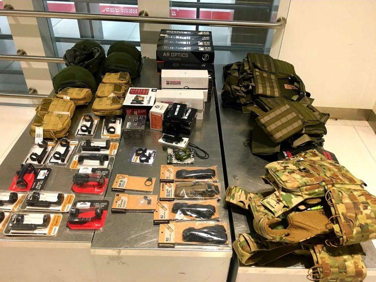 /FOTO/ Veste antiglonț și accesorii pentru arme depistate în bagajul unui pasager pe Aeroportul Internațional Chișinău