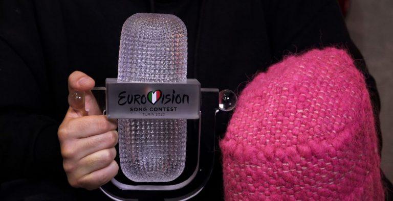 Солист Kalush Orchestra выставил на аукцион розовую панаму и кубок