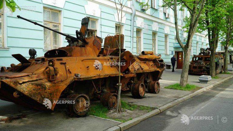 Maşini militare ruse, capturate de ucraineni, expuse, de 9 Mai, pe o stradă centrală din Kiev