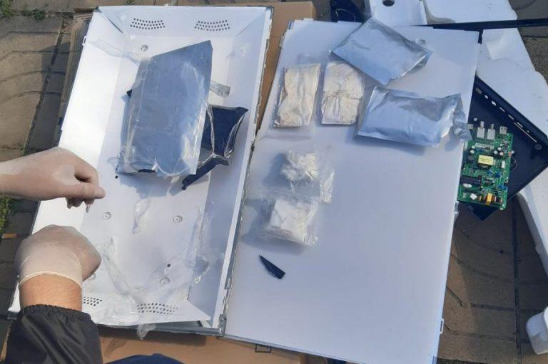 A primit un colet cu surpriză! Un tânăr, reținut după ce transporta un televizor cu cocaină