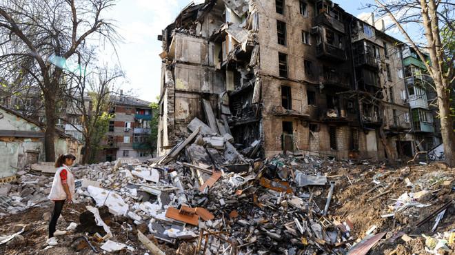 44 de cadavre găsite sub ruinele unei clădiri bombardate din Izium