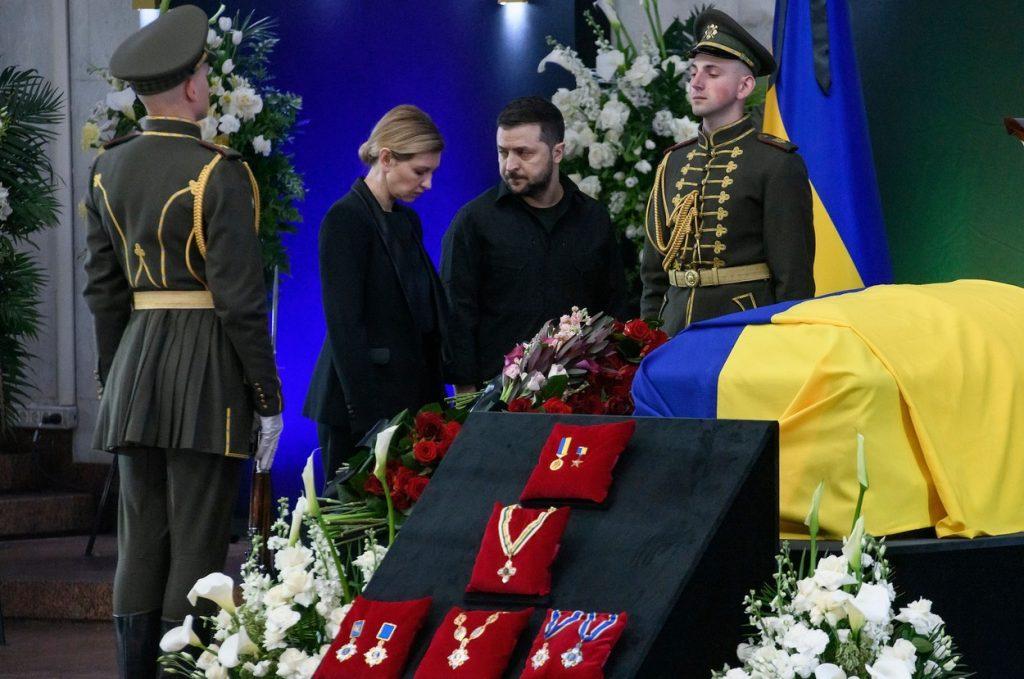 /FOTO/ Zelenski și soția sa, Olena, prima apariție publică de la începutul războiului, la funeraliile fostului preşedinte al Ucrainei