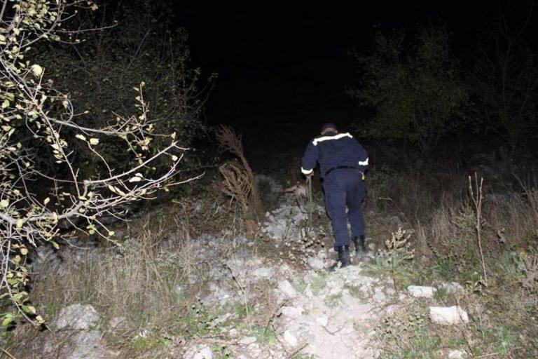 /FOTO/ Au mers în pădure să își facă colibă, dar s-au rătăcit. Doi minori, ajutați de salvatori să ajungă acasă