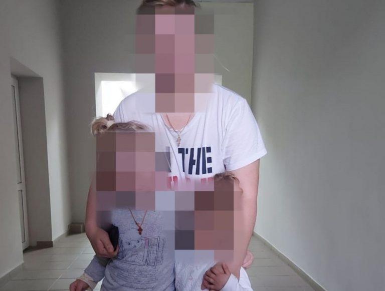 Două surioare de doar 2 și 5 ani, găsite lângă o pădure la ieșirea din Soroca