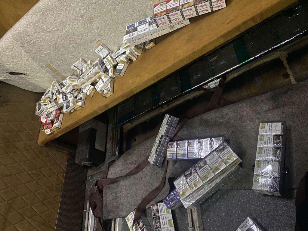 /VIDEO/ Peste 2.000 de pachete de țigări ascunse în podeaua unui microbuz, urmau să ajungă pe piața neagră din Europa