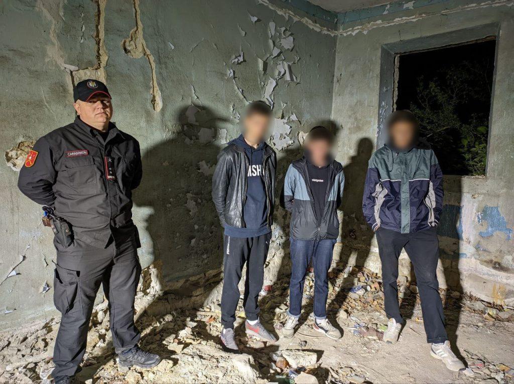 /FOTO/ Consumau droguri în clădiri părăsite. Trei tineri din raionul Ocnița, reținuți