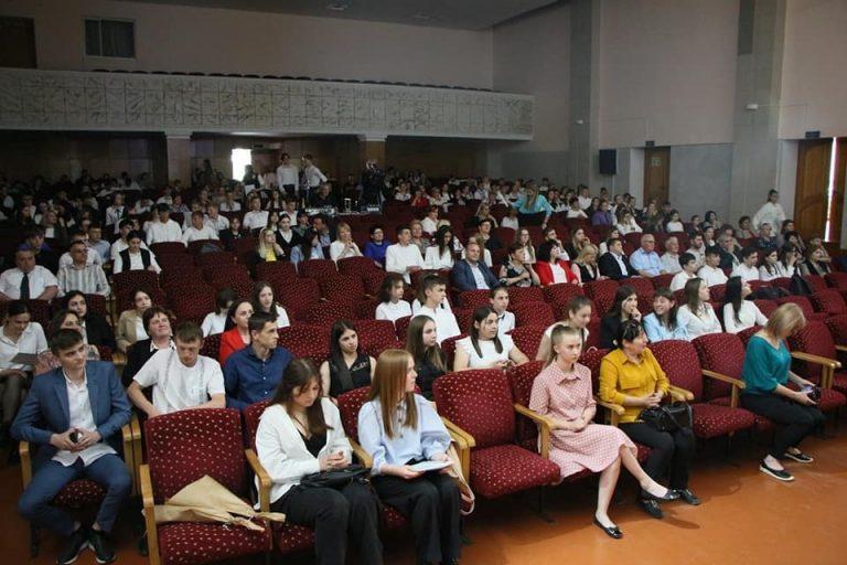 „Rădăcinile învățăturii sunt amare, dar fructele ei sunt dulci”. Elevii din raionul Glodeni, premiați pentru rezultate deosebite la învățătură