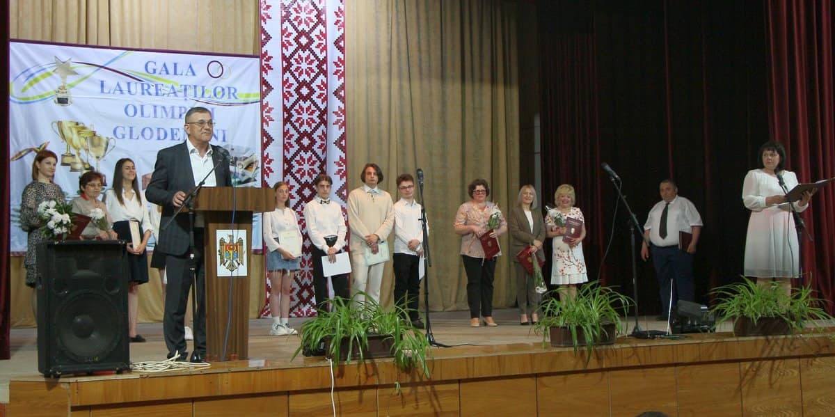 „Rădăcinile învățăturii sunt amare, dar fructele ei sunt dulci”. Elevii din raionul Glodeni, premiați pentru rezultate deosebite la învățătură