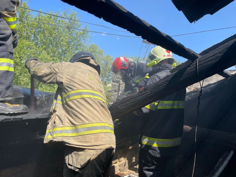 /FOTO/ Incendiu în centrul capitalei. Acoperișul unei clădiri a luat foc