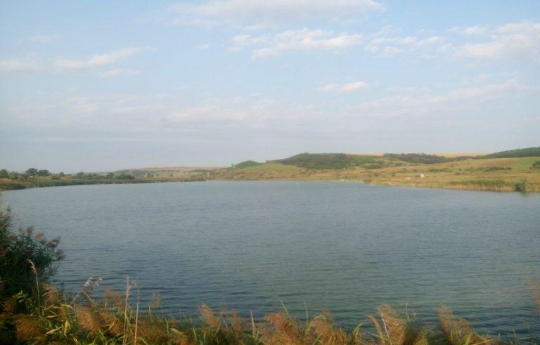 Un bărbat din raionul Edineț a fost găsit înecat în iazul din localitate