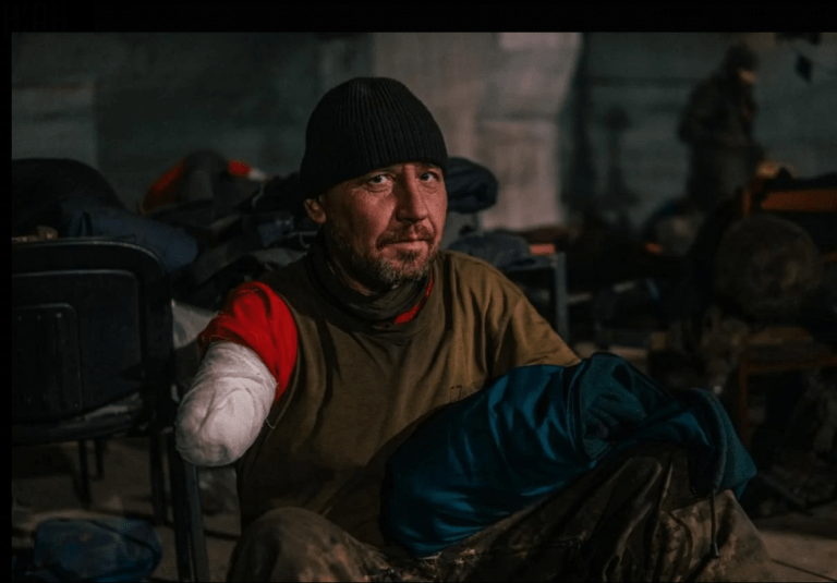 /FOTO REPORTAJ/ Imagini cu luptători din buncărele uzinei Azovstal: Unii au membrele amputate sau răni deschise bandajate