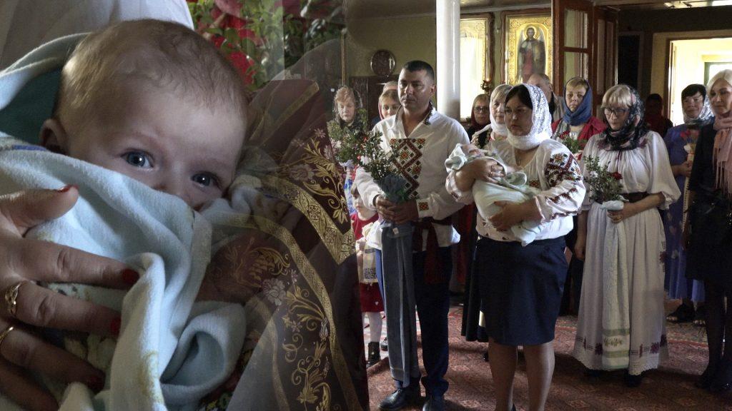 /VIDEO/ Un copil din Bucea a fost botezat după tradițiile moldovenești, în raionul Rîșcani