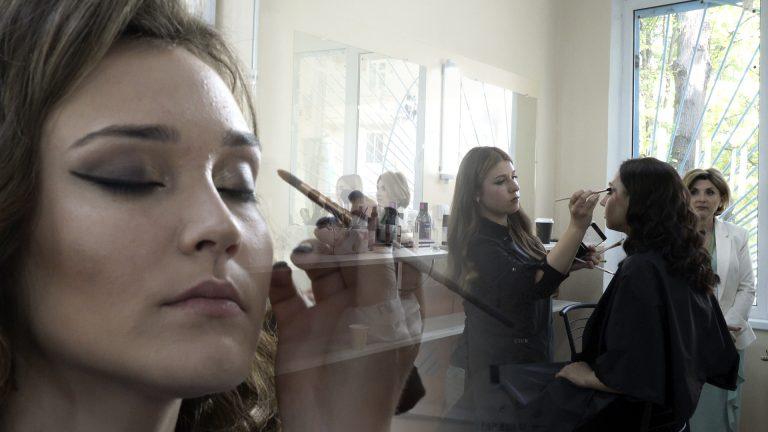 /VIDEO/ Fixativ de păr, agrafe, rujuri și mult fard. La Colegiul de Industrie Ușoară din Bălți a avut loc un concurs între elevi