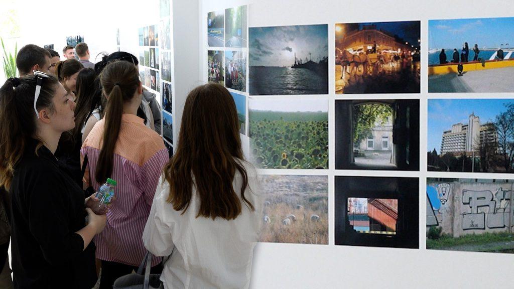 /VIDEO/ Câinii străzii și Ucraina înainte de război. Fotografii din 3 țări, prezentate la o expoziție din Bălți