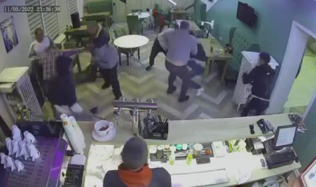 /VIDEO/ Bătaie ca în filme într-o cafenea din Sîngerei. Opt persoane implicate în conflict