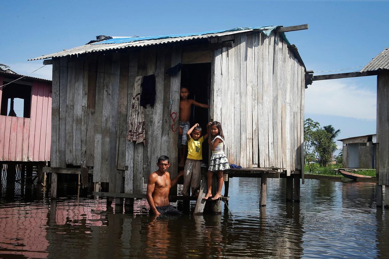 /FOTO/ Momente terifiante surprinse în Brazilia în timpul unor inundații devastatoare: aproape 100 de oameni au murit